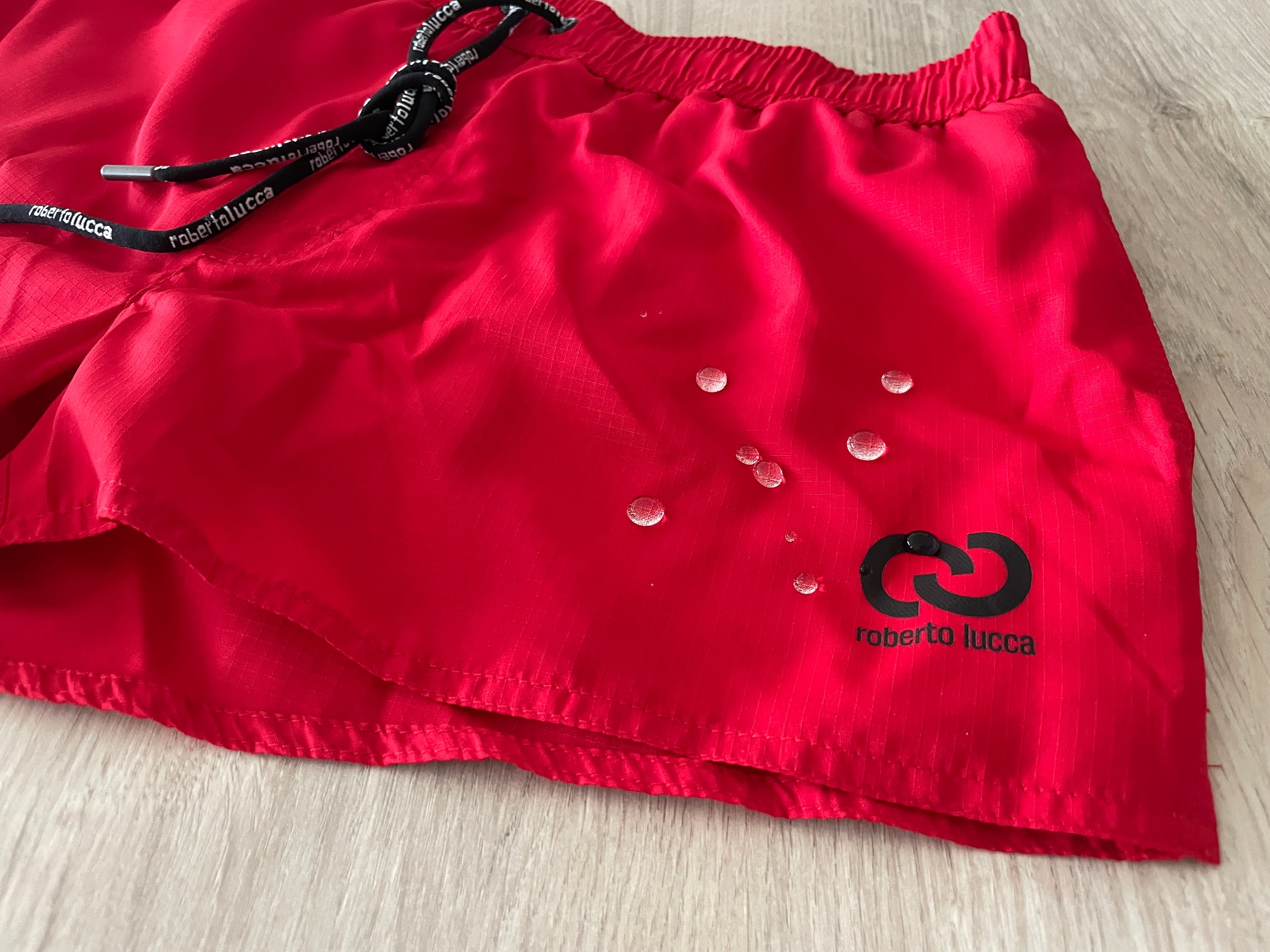 Detail des Hi-Tech Gewebes der Roberto Lucca Badehosen — Materialstruktur für schnellen Feuchtigkeitsabtransport